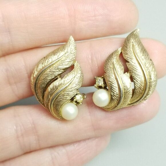 Vintage Crown Trifari Gold Tone Faux Pearl Clip On Earrings Retro Estate, Signed - Picture 1 of 7